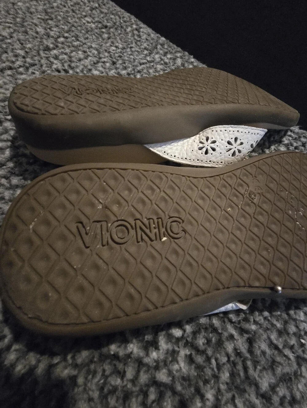 Vionic White Floral Cutout Thong Sandals SZ 8 - Picture 3 of 3